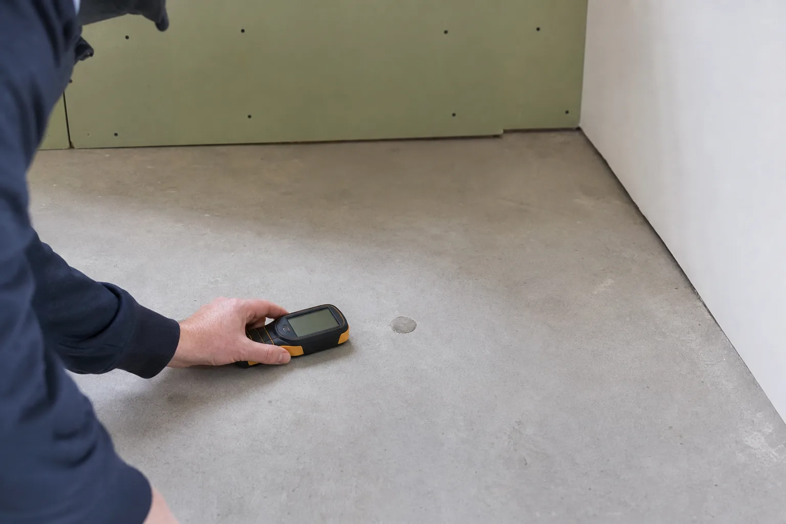 Mätpunkt i en frilagd betongplatta före golvläggning