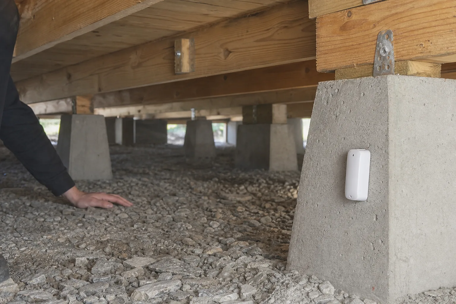 Givare i en krypgrund med synligt träbjälklag och grundmur